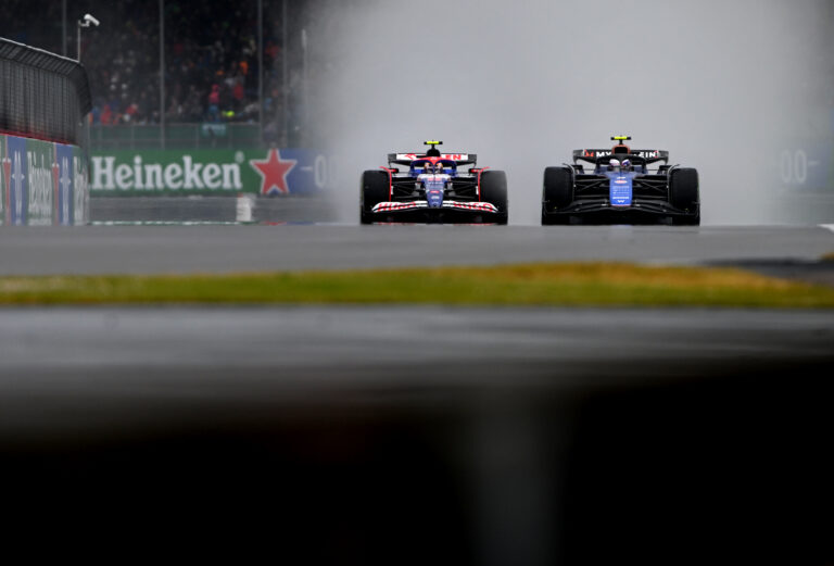 Megérkezett az eső az F1-es Brit Nagydíjra, borult a tegnapi sorrend