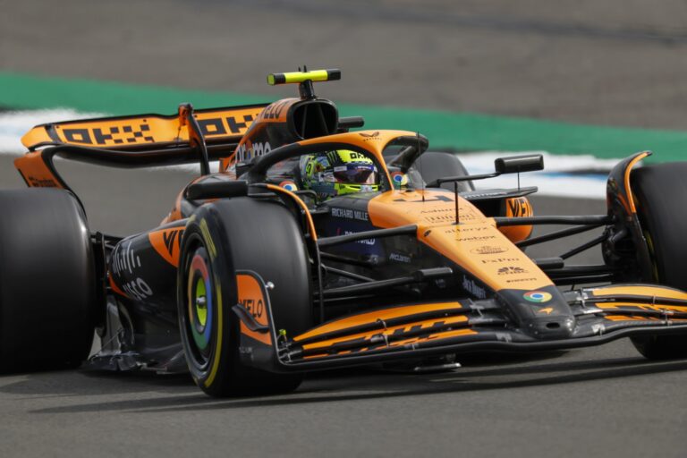 A McLaren előnye fél másodperc, az eső is megérkezett Silverstone-ba