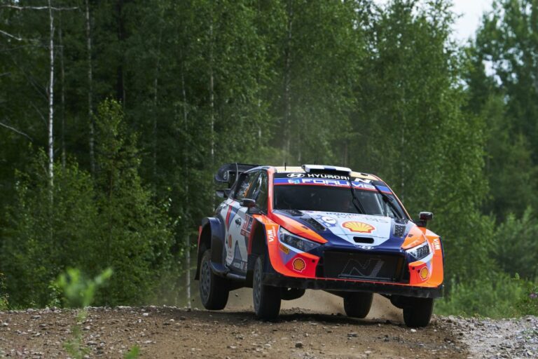 Lappi kiesése után bajban a Hyundai, Pajari villant a Finn Rallyn, Jarveoja még kórházban marad