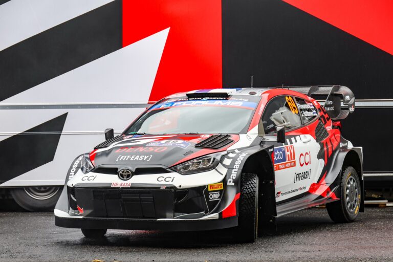 Négy Toyota a Finn Rally élén, Martin Jarveoja kórházban