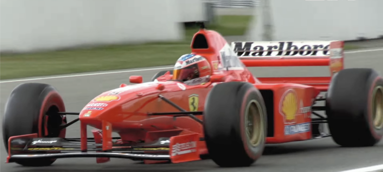 80 évesen száguldozik Michael Schumacher F1-es Ferrarijával a gazdag német (videó)