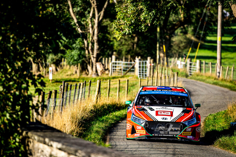 Paddon vezet a Ceredigion Rallyn, dráma a brit bajnokságban