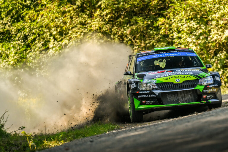 Stritesky kényelmes előnyben a heves eső után a Barum Rallyn, Herczig Patrik az ERC4 élén