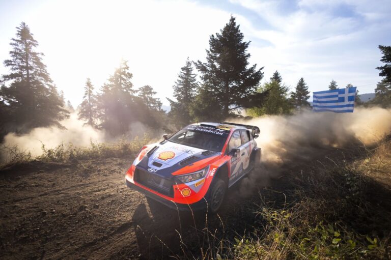 Hármas Hyundai vezetés, Toyota katasztrófa az Akropolisz Rally első napján