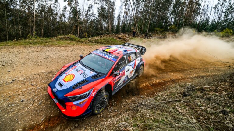 Neuville növelte az előnyét Ogier előtt, a Toyota felzárkózott