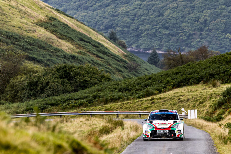 A brit bajnoki címért harcolók balesetével indult a Ceredigion Rally vasárnap