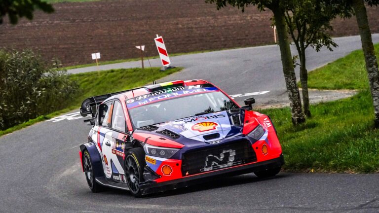 Thierry Neuville zárta az élen a Közép-Európa Rally pénteki napját