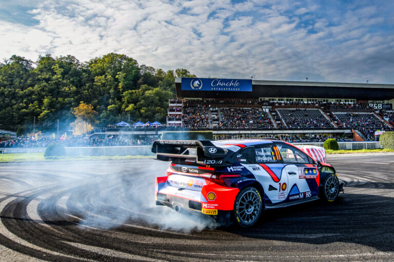 Neuville a Közép-Európa Rally élén öt szakasz után, Mikkelsen kiesett, sokan hibrid rendszer nélkül