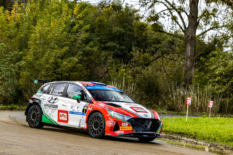 Paddon nagy csatában vezet a Szilézia Rallyn, Franceschi nehéz helyzetben négy szakasz után