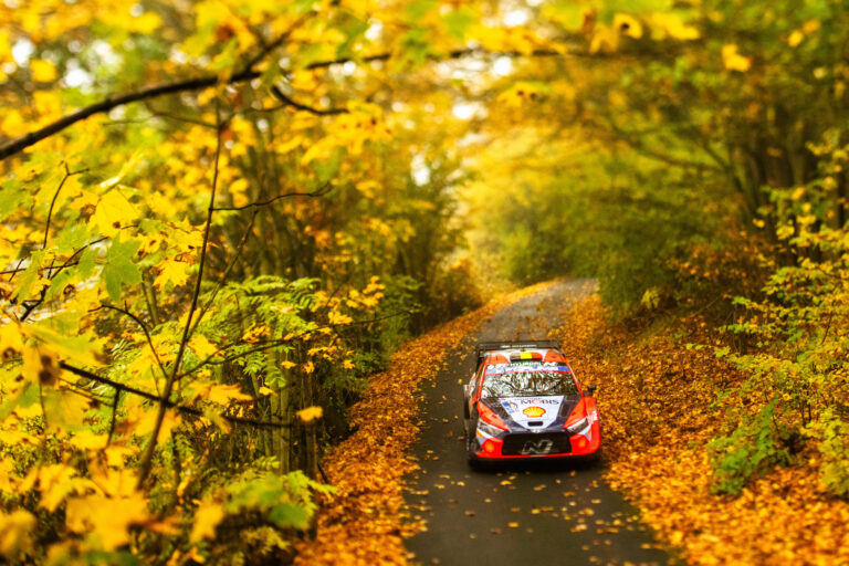 Kettős Hyundai vezetés a Közép-Európa Rallyn, Mikkelsen és Fourmaux is bajba került az első osztrák pályán