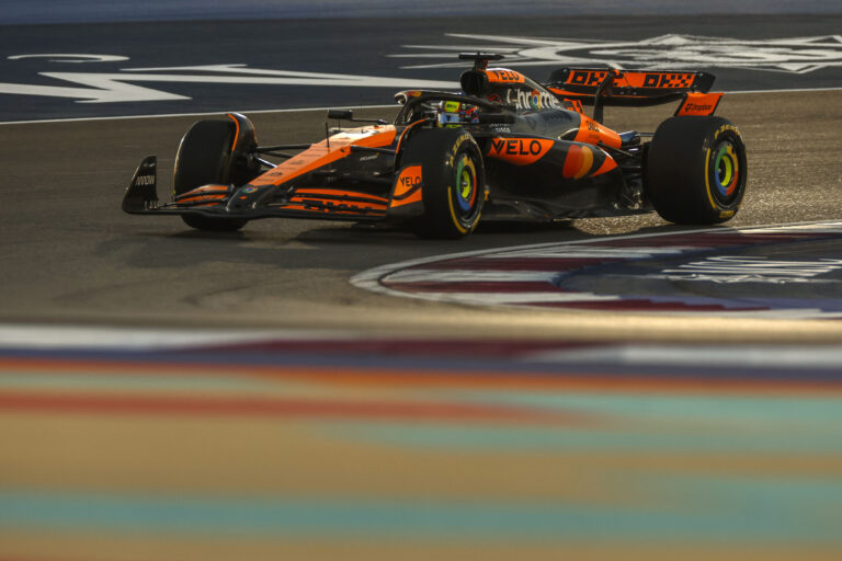 Norris az utolsó kanyarig vezetett, de nem ő nyerte a katari sprintfutamot (videó)