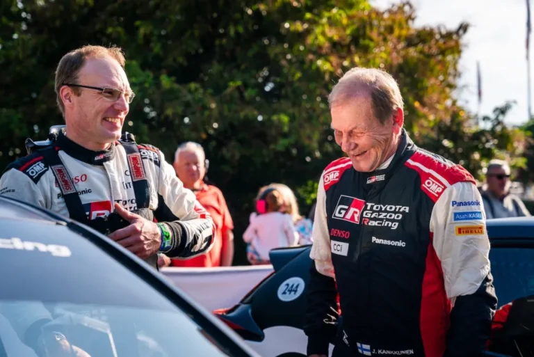 Két legenda és egy legendás autó – így szórakoztat a Toyota