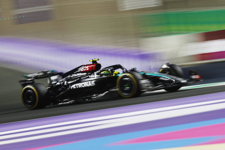 A Red Bull és a Ferrari változtatási kényszere után a Mercedes kezdett az élen Las Vegasban