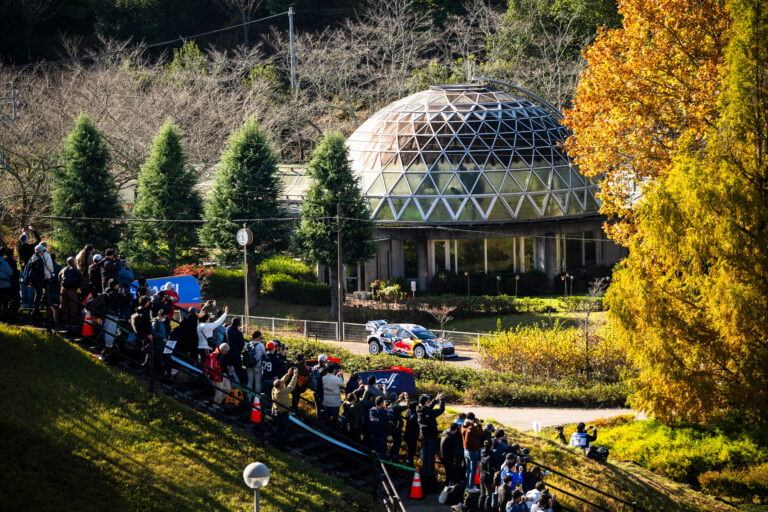 Fourmaux vezet a Japán Rallyn, Tanak második, Neuville ötödik