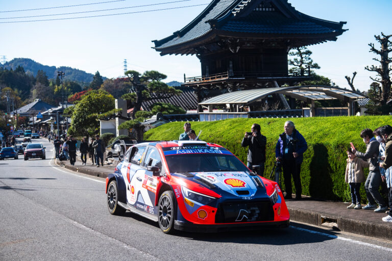 Tanak nyerte a Japán Rally első részét, Neuville 2 pontra a vb-címtől