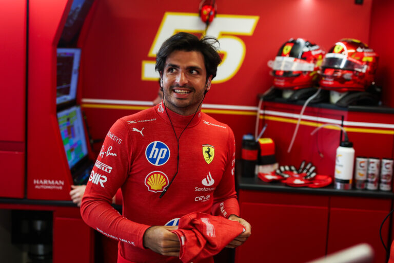 A szenvedés, a sokk és a düh után Sainz megmutatta, milyen ember – visszatérés lehet a jutalma?