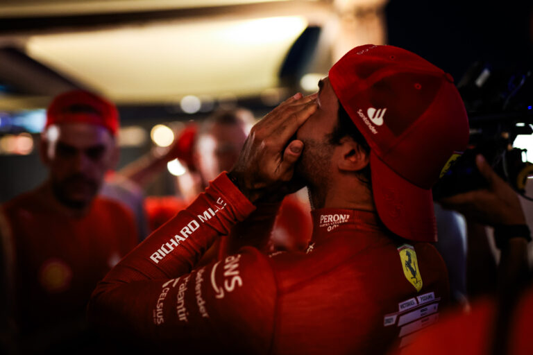 Räikkönen és Schumacher után Sainz is hatalmas ajándékot kapott a Ferraritól