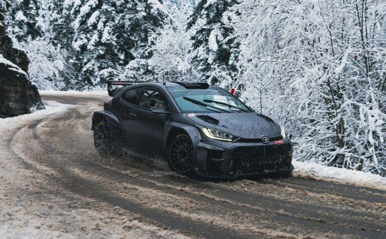 Látványos videókon, ahogy Oliver Solberg kipróbálta az új Toyotát