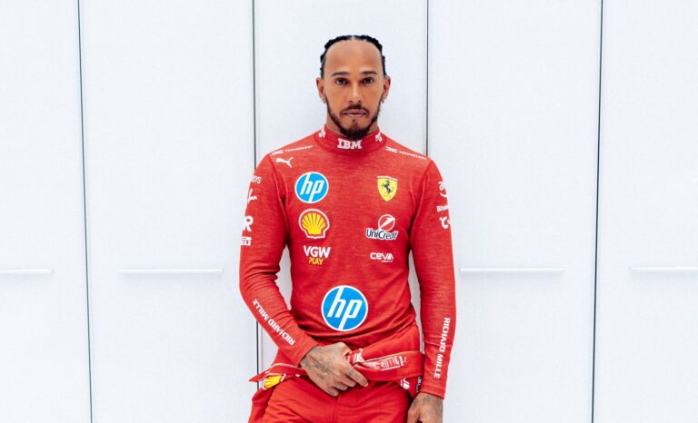 Hamilton már átöltözött, ma teszteli először a Ferrarit, az időpont is megvan