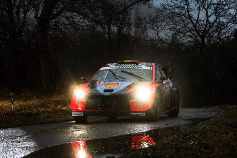 Ogier hibázott, Neuville vezet a Monte első napja után