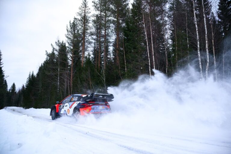 Neuville első idei szakaszgyőzelmét szerezte, Tanak vette át a vezetést a Svéd Rallyn