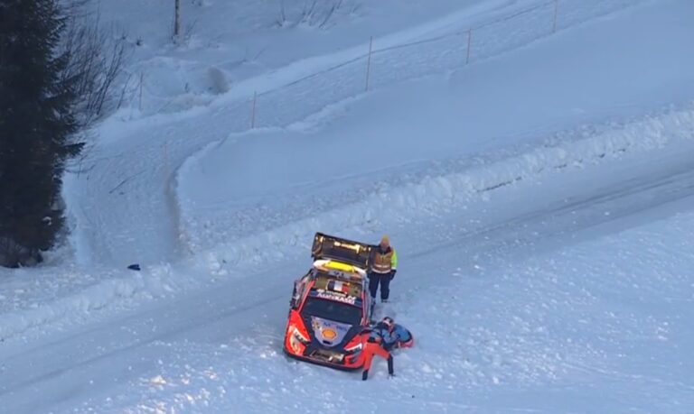 Neuville ismét dobogós helyen, Fourmaux kiesett a Svéd Rallyn