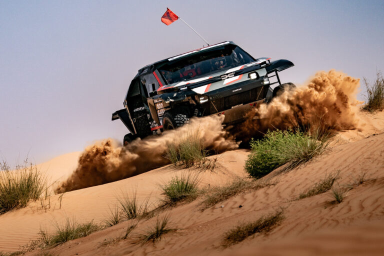 Loeb már az élen az ADDC második szakasza után