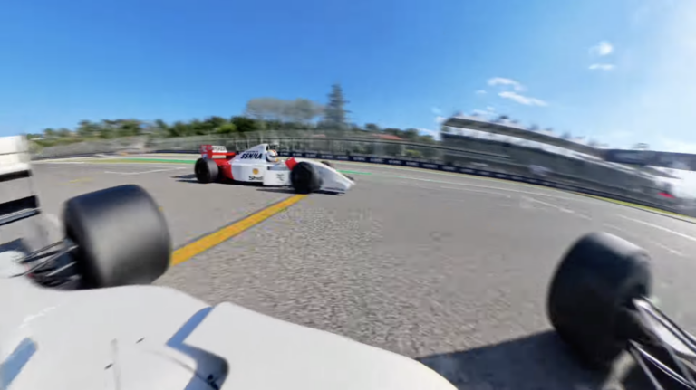 Így néz ki belülről, amikor Sebastian Vettel elszáguld melletted Senna autójával (videó)