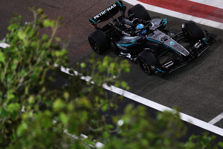 A Mercedes zárta az élen a törött üveg és eltévedt busz által akadályozott utolsó F1-es tesztnapot