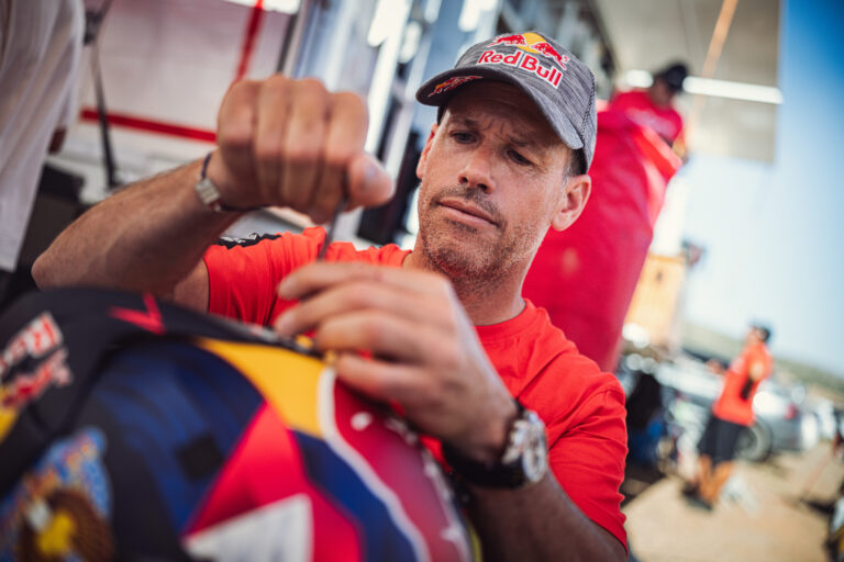 Az elütött Dakar-győztes csak azért él, mert állt a baleset idejében