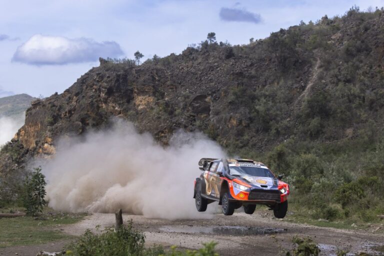Thierry Neuville vezet Kenyában vasárnap, Rovanpera kiesett