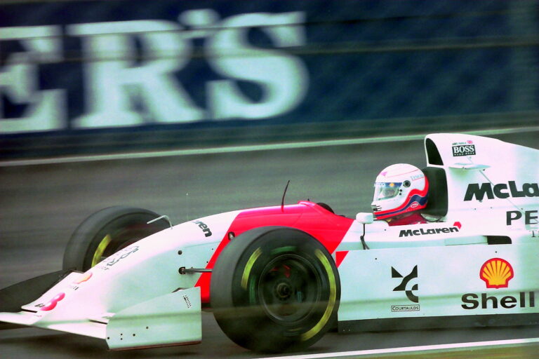 Négykézláb kúszott vissza a bokszba a McLaren pilótája, miután majdnem megölte Schumacher leendő csapattársa