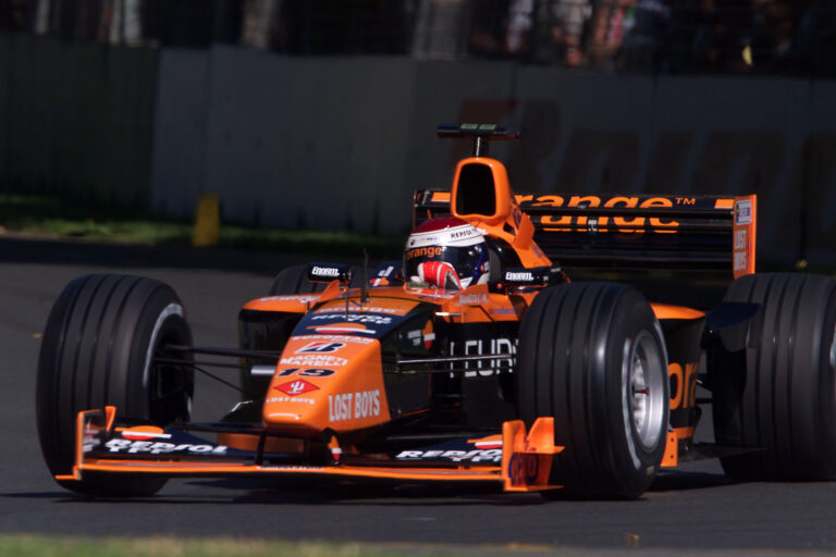 Max Verstappen tovább maradhat az F1-ben, ha az apjához hasonlóan V10-es motorral versenyezhet