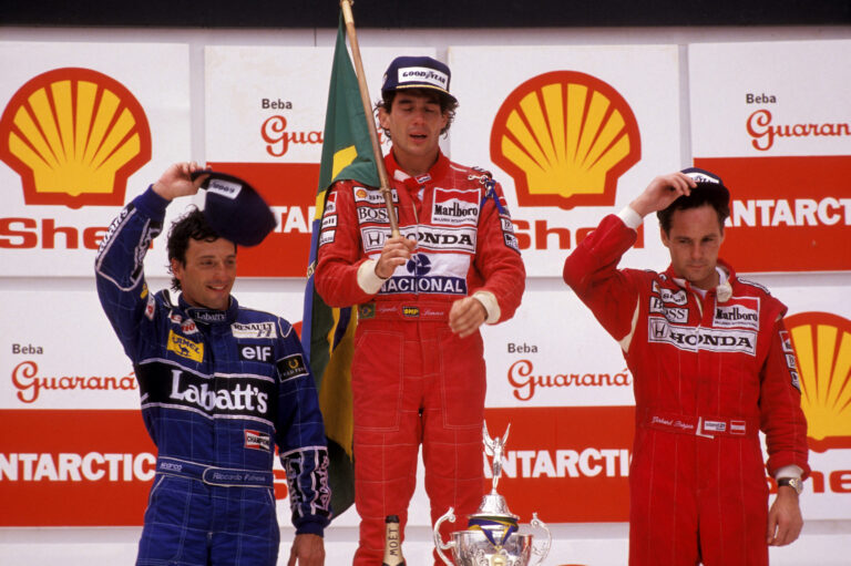 Senna a fájdalomtól jajgatva, 6.-ban ragadt váltóval nyert az esőben, majd kiszállni sem tudott az autóból