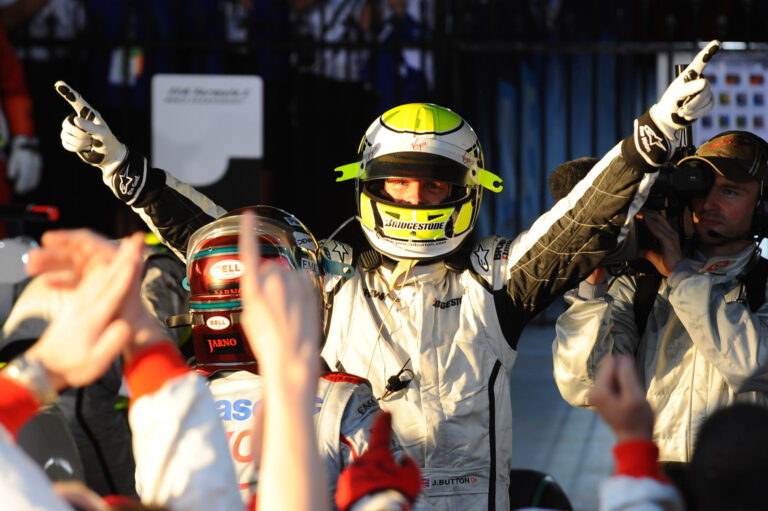 16 éve döbbent meg a világ az ezer sebből vérző, szárny nélküli F1-es csapaton