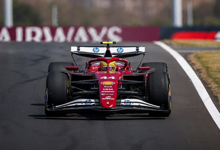 Hamilton visszavágott és az élre repítette a Ferrarit – övé a rajtelsőség a sanghaji sprintre