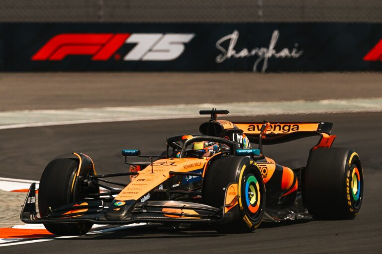 Piastri nyerte a Kínai Nagydíjat, Norris fékhibával lett második, a Ferrarik összeértek a rajtnál