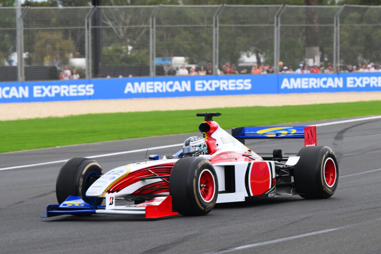 Forradalmi festésű F1-es autó is pályára lépett az Ausztrál Nagydíj hétvégéjén (videó)