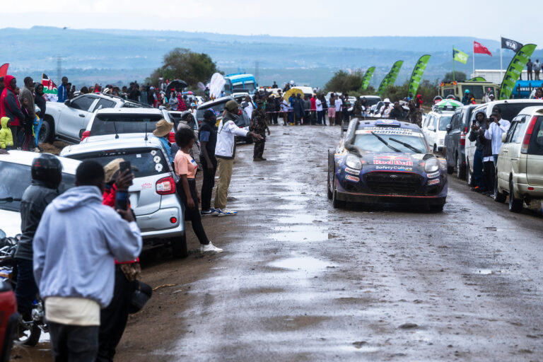 Helikopterrel érkeztek a szerelők, rekordidő alatt váltót cseréltek Munster autójában