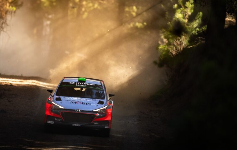 Csak részben valósult meg Paddon és Meeke csatája Új-Zélandon, azonban a záró show nem maradt el