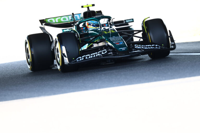 Lángoló pálya, rommá törő Alpine, kicsúszó Alonso tették használhatatlanná a második szuzukai edzést