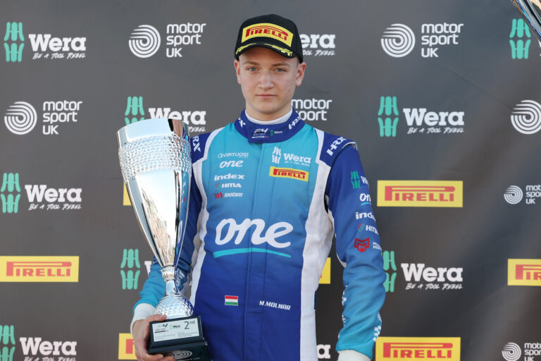 Dupla dobogós kármentés: az összetett 3. helyéről várja a folytatást Molnár Martin a brit F4-ben