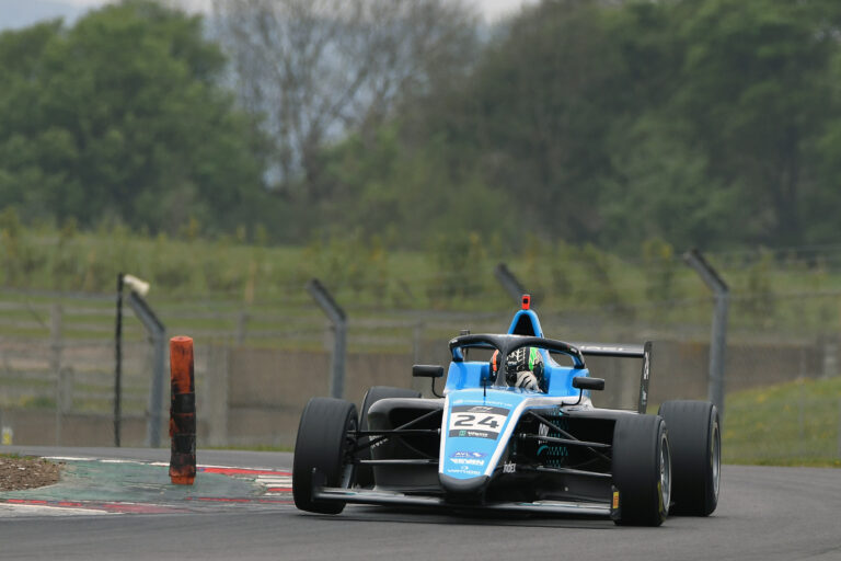 Videón Molnár Martin szenzációs futama a brit F4 doningtoni hétvégéjéről