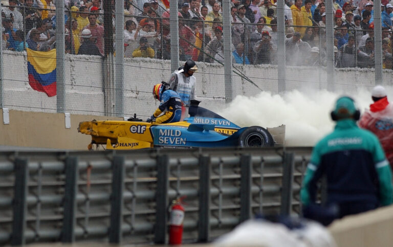 Alonso egyik legnagyobb balesete és egy Räikkönentől elvett győzelem története