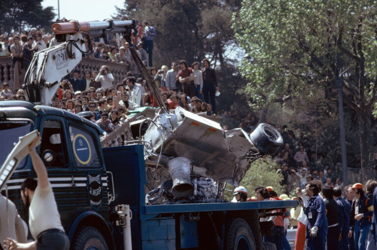 Vérfürdőbe torkollt az F1-es futam Barcelonában, a polgárőrség gumibottal verte a sokkos nézőket