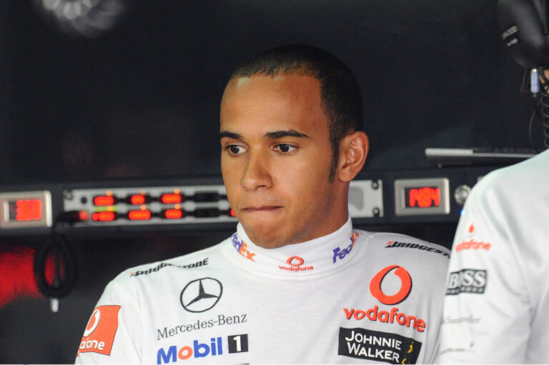 Hamilton a csapata tanácsára hazudott, majd elgondolkodott a visszavonuláson