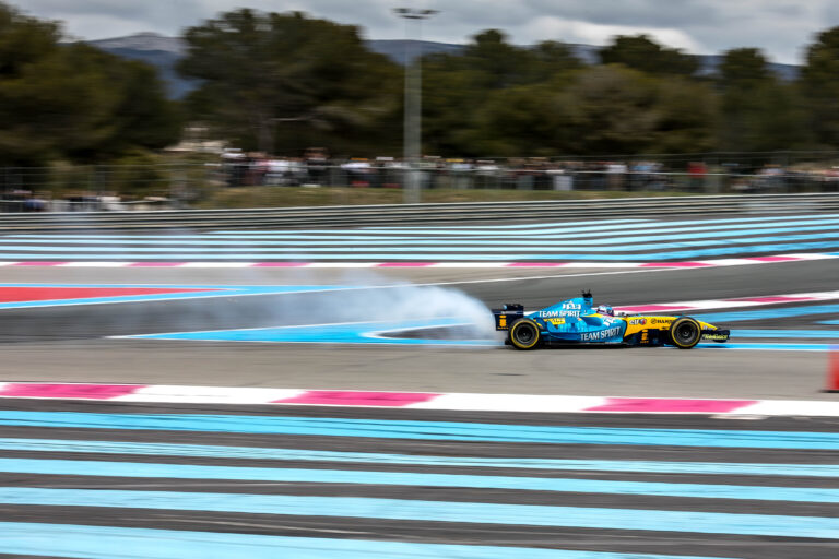 Legendák között bemutatózott, majd lángolva elfüstölt Alonso V10-es Renault-ja (videó)