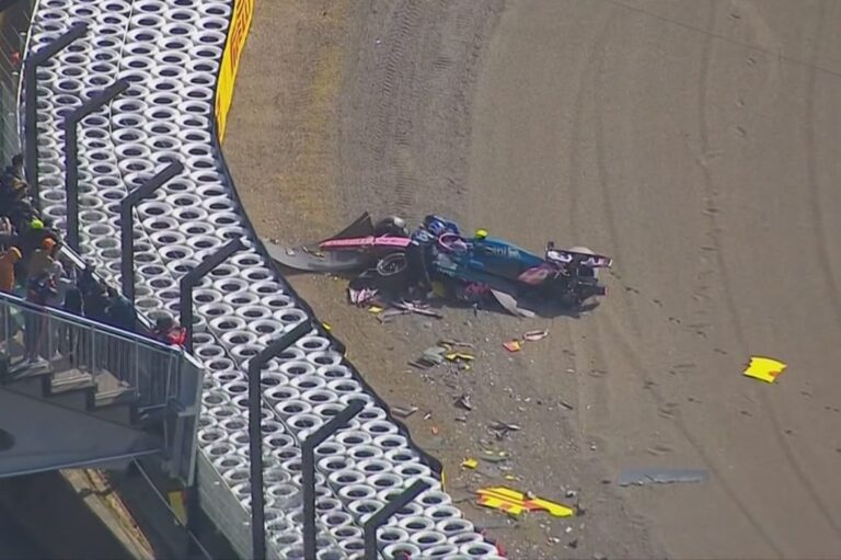 Hatalmas bukással indult az F1-es szabadedzés, csúnyán összetörte autóját az újonc (videó)