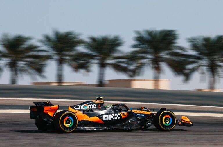 A McLaren nyitott az élen Bahreinben, hajszálra volt egy csapattársak közötti csattanás