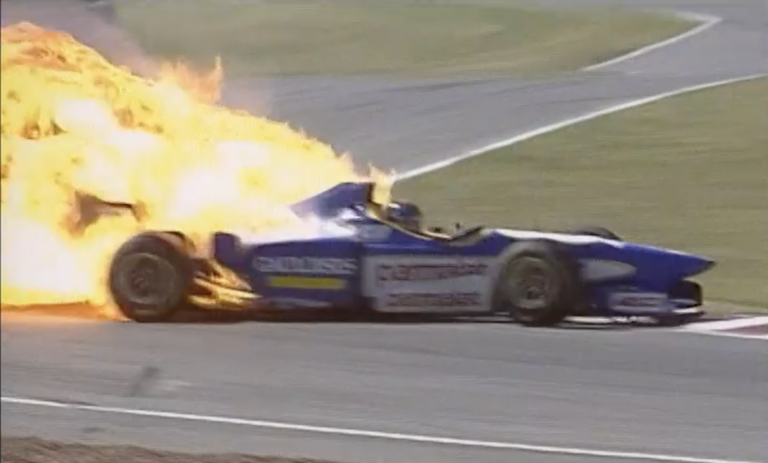 Érthetetlen módon szállt ki a lángoló autóból a több nagy balesetet is túlélő F1-es pilóta